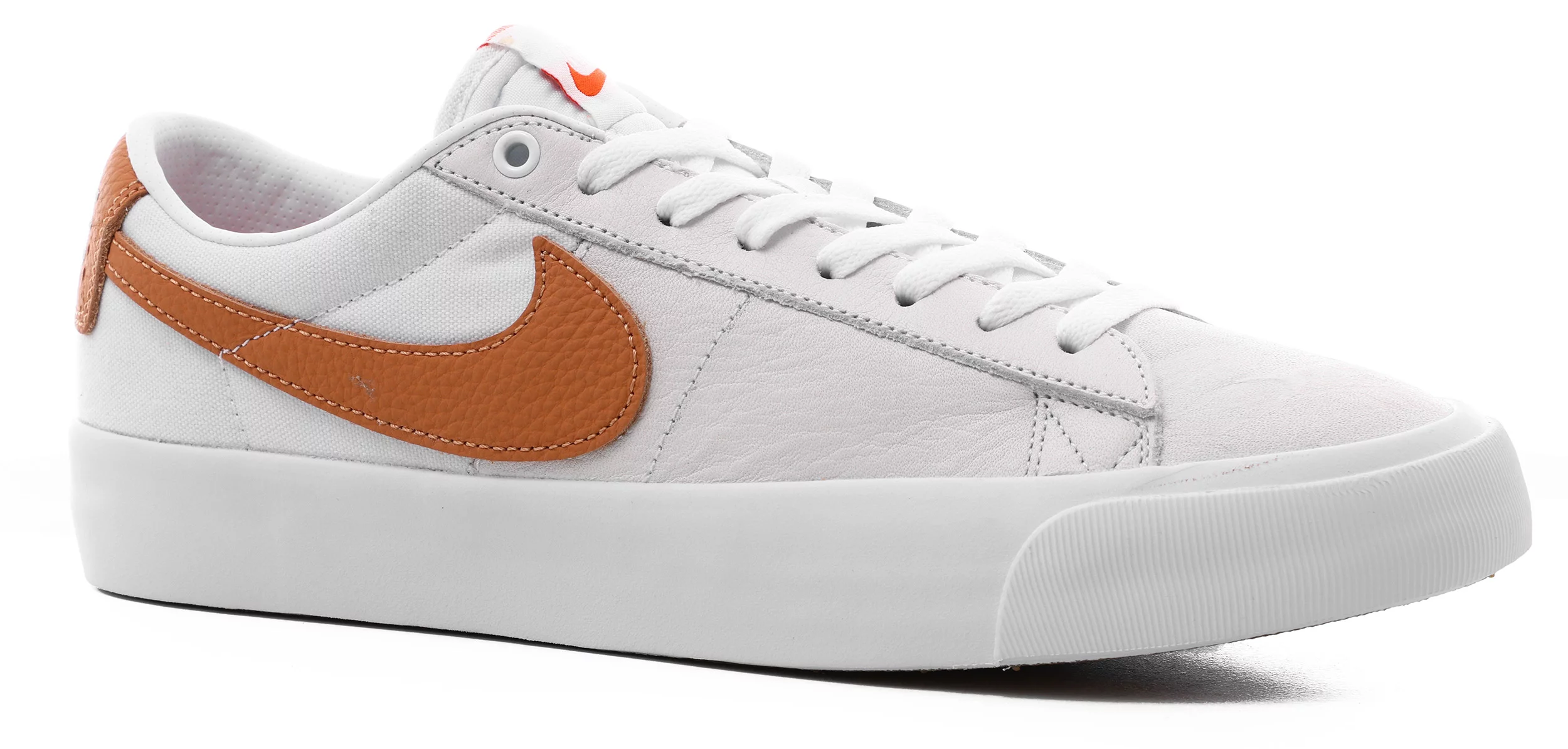 oogst aan de andere kant, Onschuld Nike SB Zoom Blazer Low Pro GT Skate Shoes - (orange label) white/light  cognac-white-light cognac | Tactics