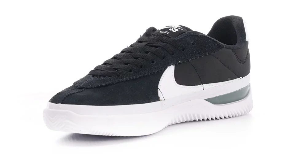 black and white nike skate shoes