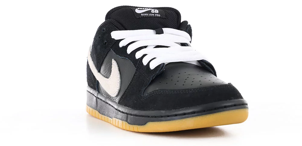 スニーカー Nike SB Dunk Low Pro Black White-Black-Gum Light Brown Nike SB Dunk Low Pro Black/White/Black/Gum Light Brown